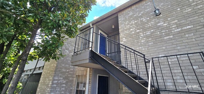 Building Photo - 9700 Leawood Blvd