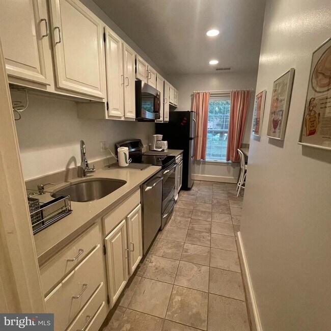 Building Photo - Wesley Heights Beautiful Fully Furnished 2 Bed, Two and a Half Bath