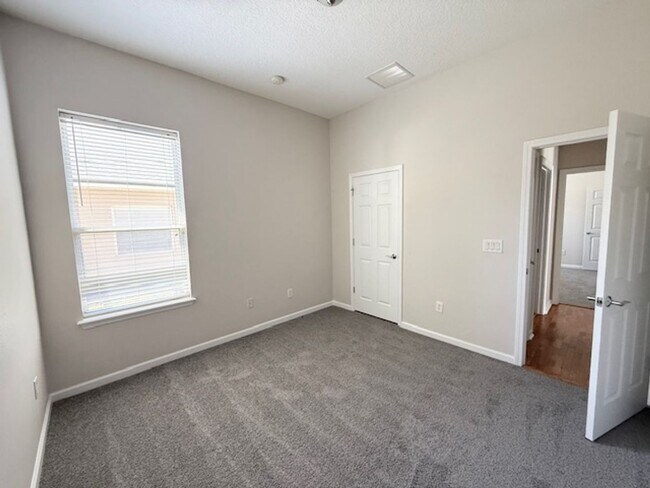 Building Photo - Spacious and well-appointed 4-bedroom, 3.5...