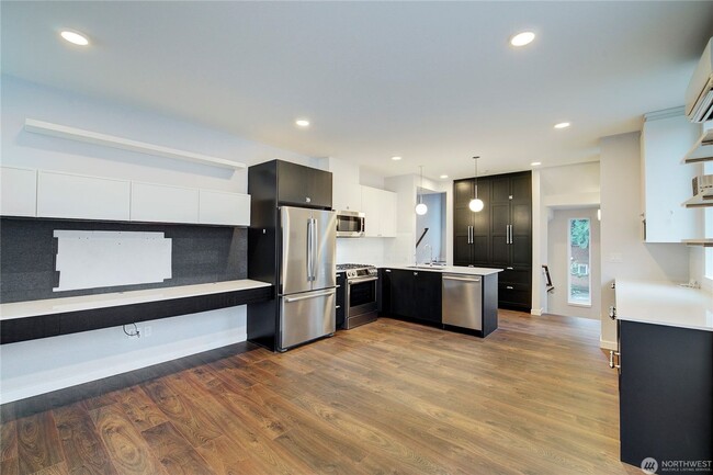 Building Photo - 2Bd/1.75Ba Seattle Townhouse