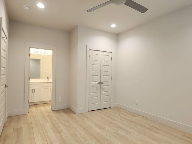 Building Photo - Gulf Shores 2/2.5 cottage available now