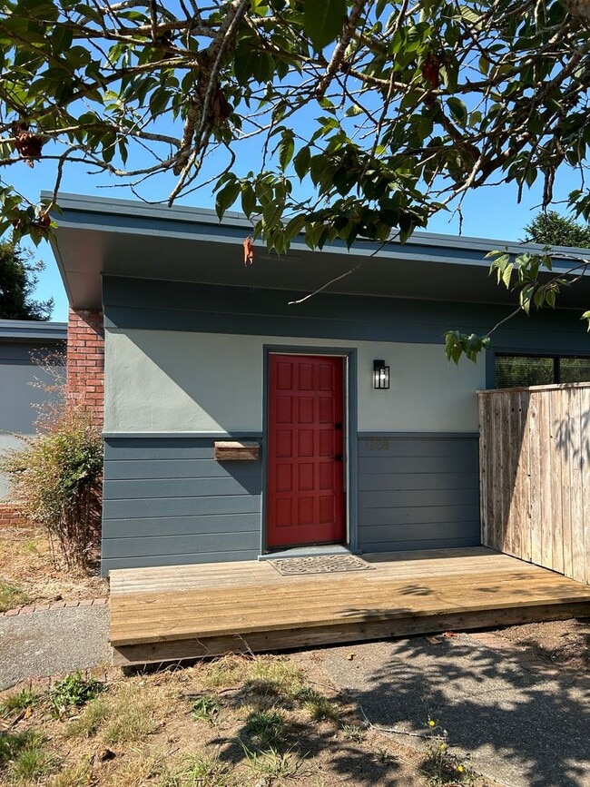 Building Photo - Updated Three Bed One Bath House Eureka