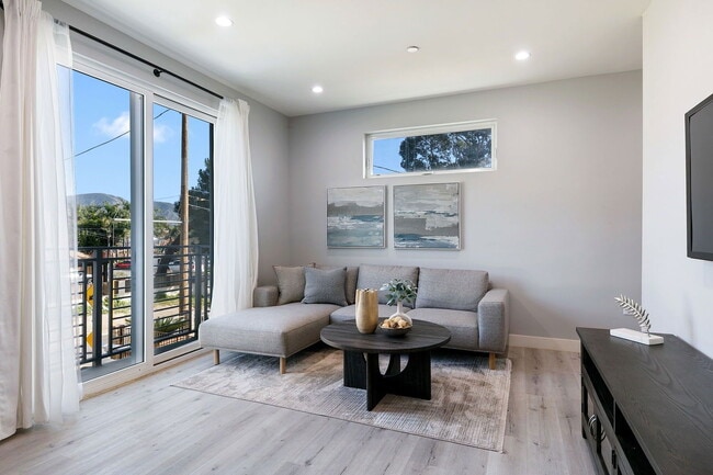 Building Photo - 13637 N Fellows Ave