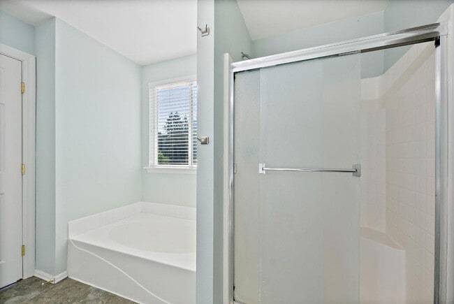 Building Photo - Modern 4-Bedroom Home with 5-Piece Primary...