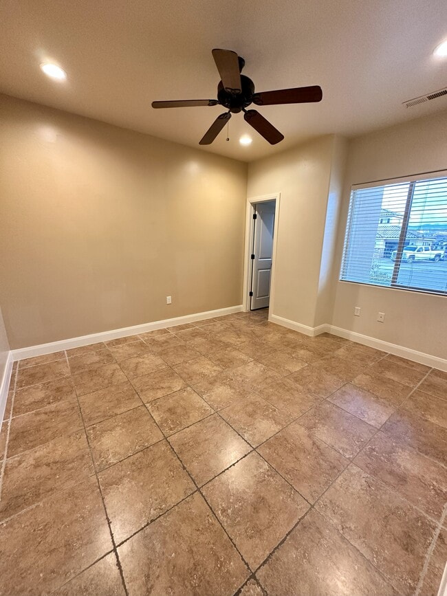 Building Photo - 1038 E Stable Way