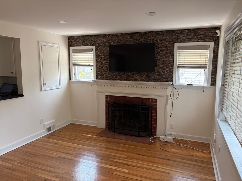 Building Photo - 41 Maplecrest Dr