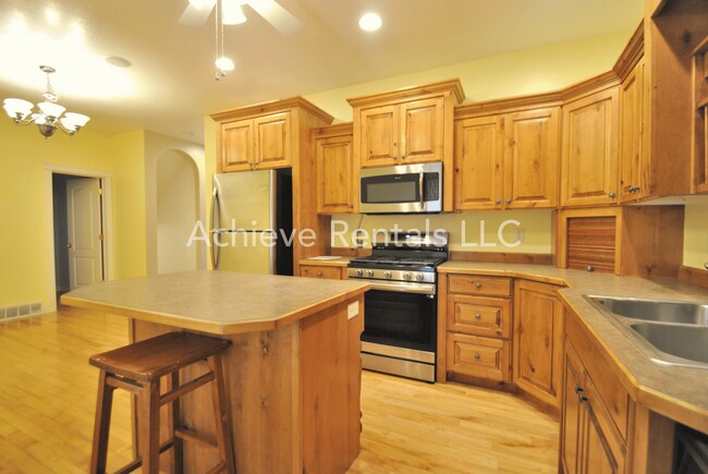 Building Photo - Charming End-Unit Townhome | Prime Location Near Parks, Shops & Dining