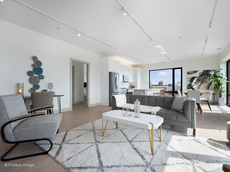 Primary Photo - 3202 N Racine Ave