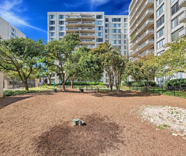 Building Photo - 2200a Crystal Dr