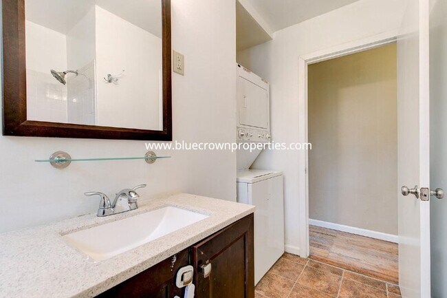Building Photo - 1300 Bennett Dr