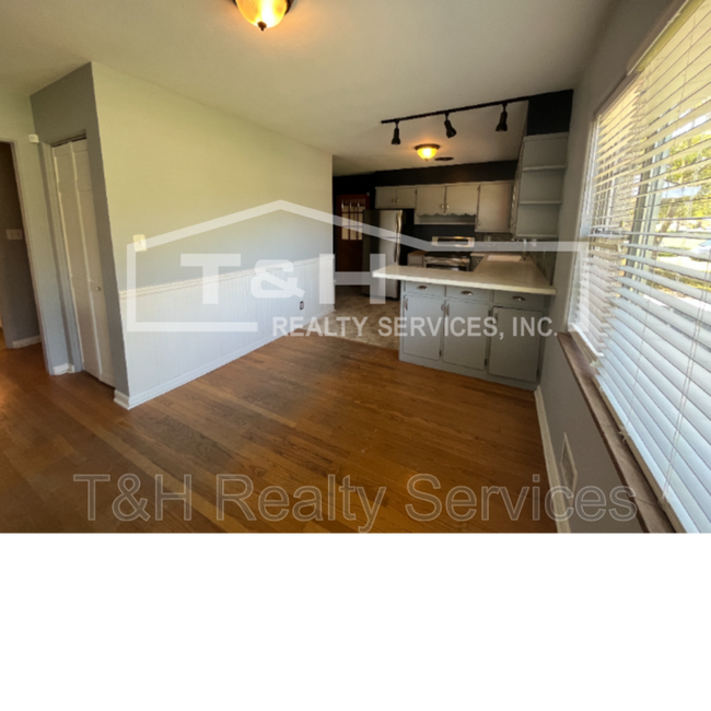 Building Photo - 9627 E 10th St