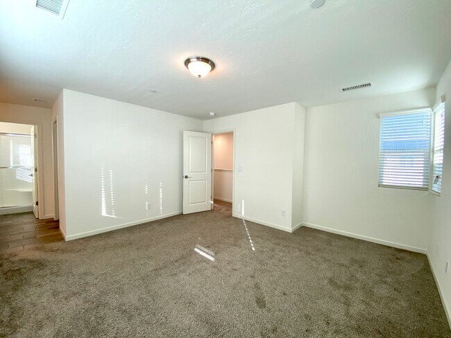 Building Photo - $2,195, 3 Bedroom In Gated Community with ...