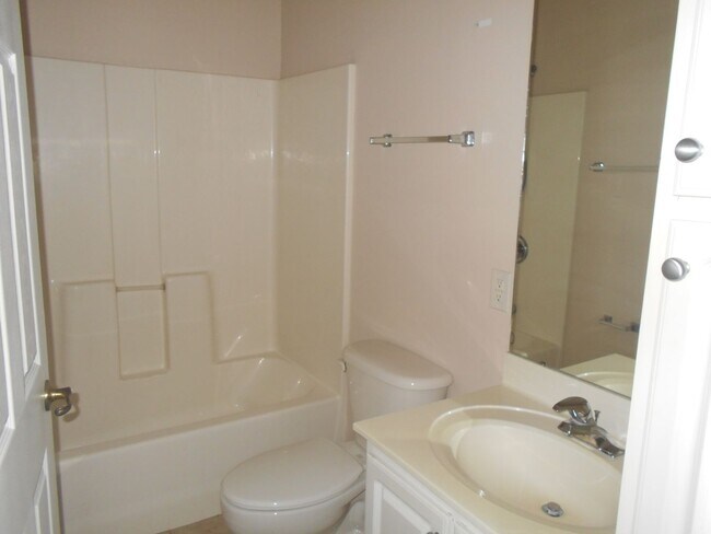 Building Photo - 3 bedroom, 2 bath condo in The Fountains