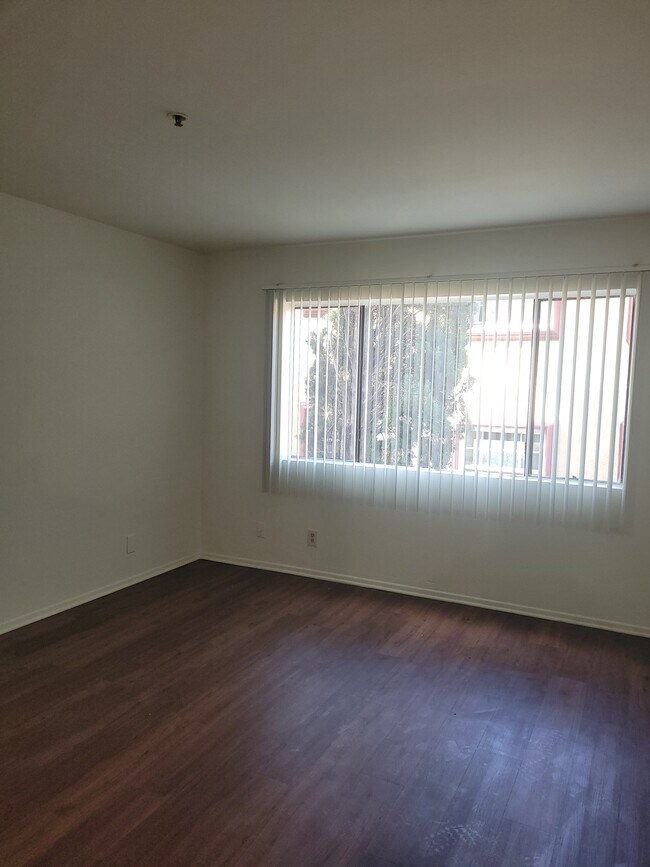 Building Photo - Vanowen Apartments