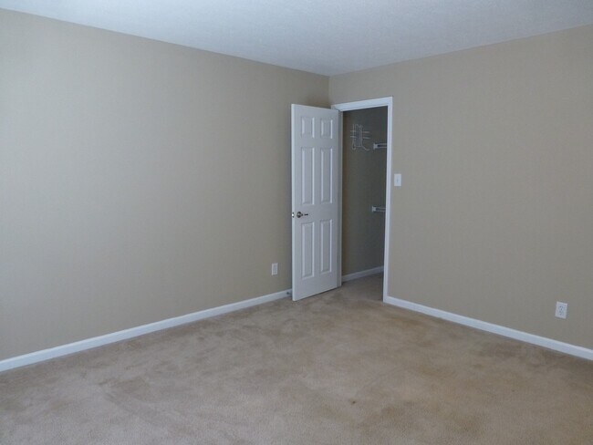 Building Photo - 3 bed, 2 bath, 2 car garage townhouse w/ b...
