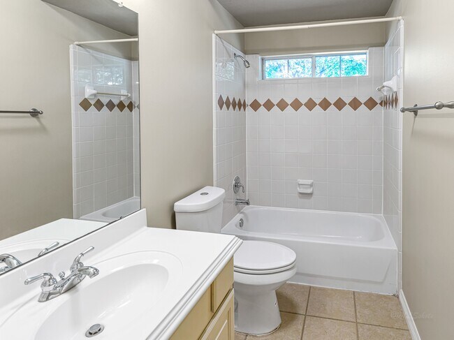 Building Photo - 3006 E Park at Fairdale