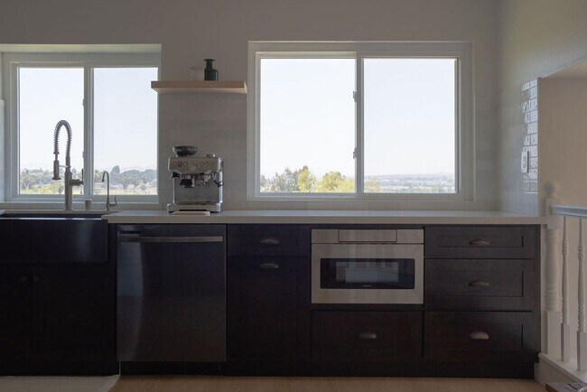 Building Photo - Gorgeous 3 Bedroom 3 Bathroom Corona Home ...