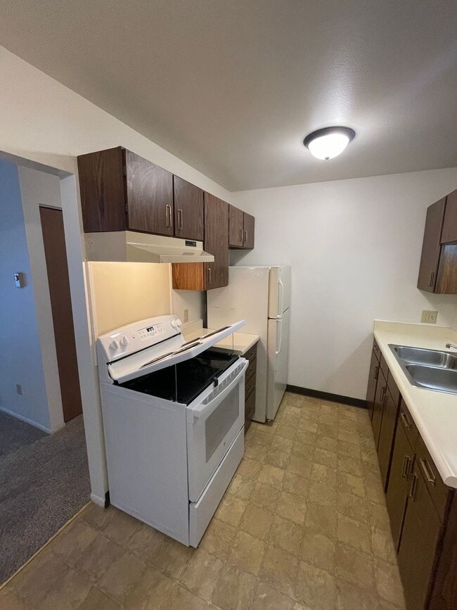 Building Photo - Sycamore Greens Apartments - Apply Today.