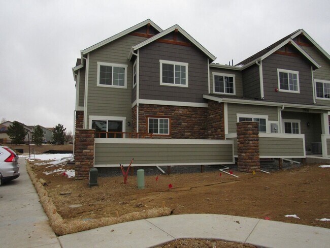 Building Photo - Like new 2Bed, 2.5 Bath with Den/Office To...