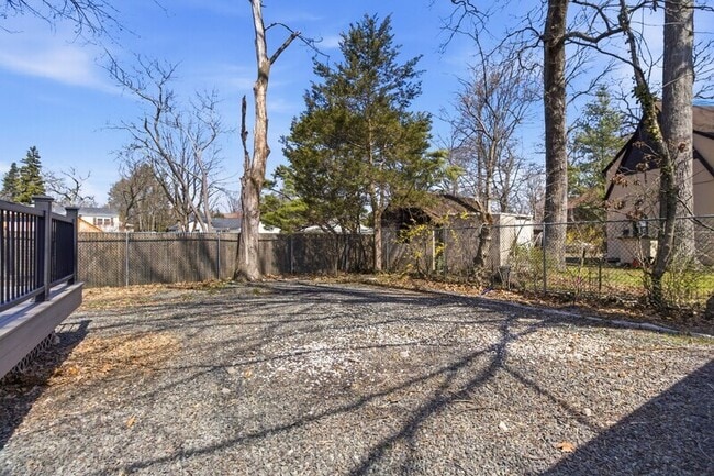 Building Photo - 925 Plainfield Ave