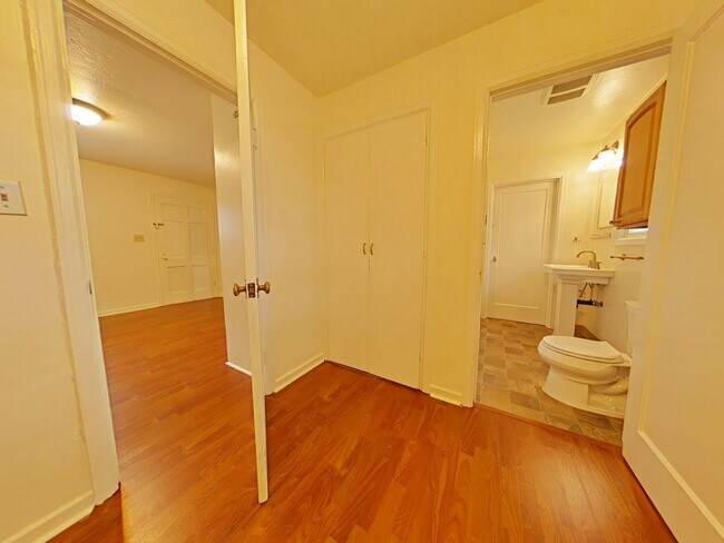 Building Photo - Apartment ~ Close to Campus ~ Cat Friendly