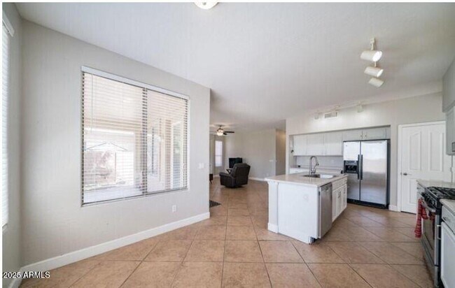 Building Photo - 3924 S Hollyhock Pl