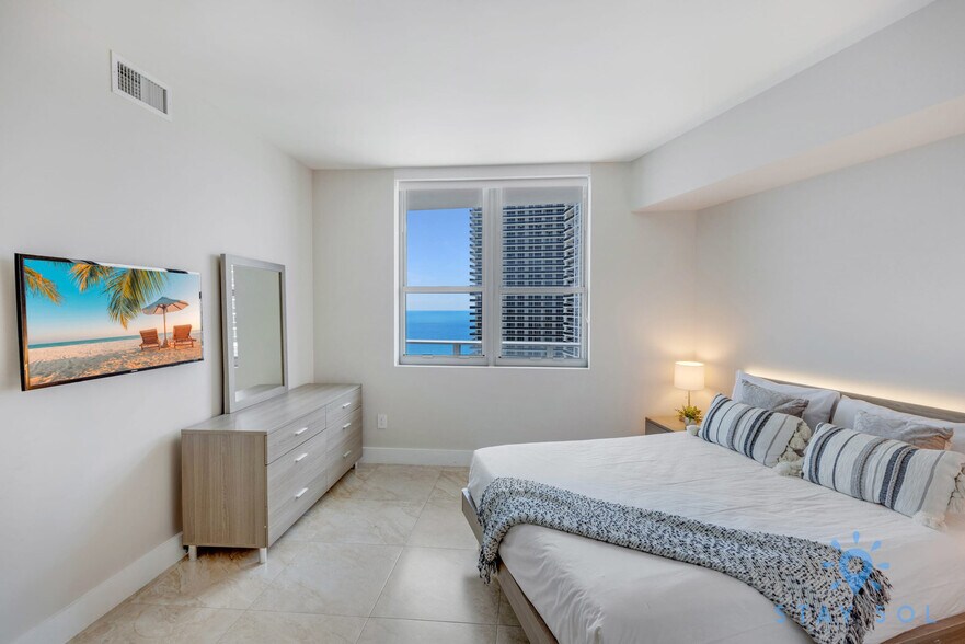 Building Photo - 4111 S Ocean Dr