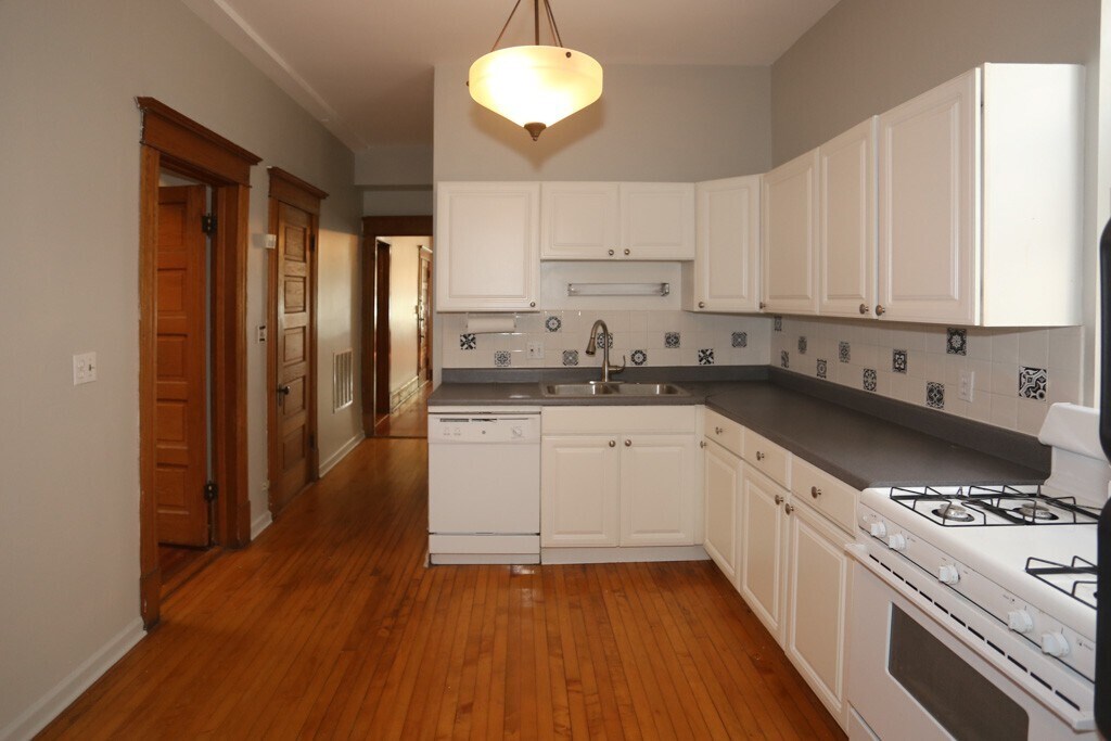 Building Photo - 1326 N Claremont Ave