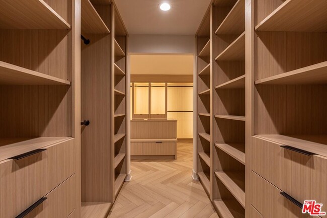 Building Photo - 624 N Beverly Dr