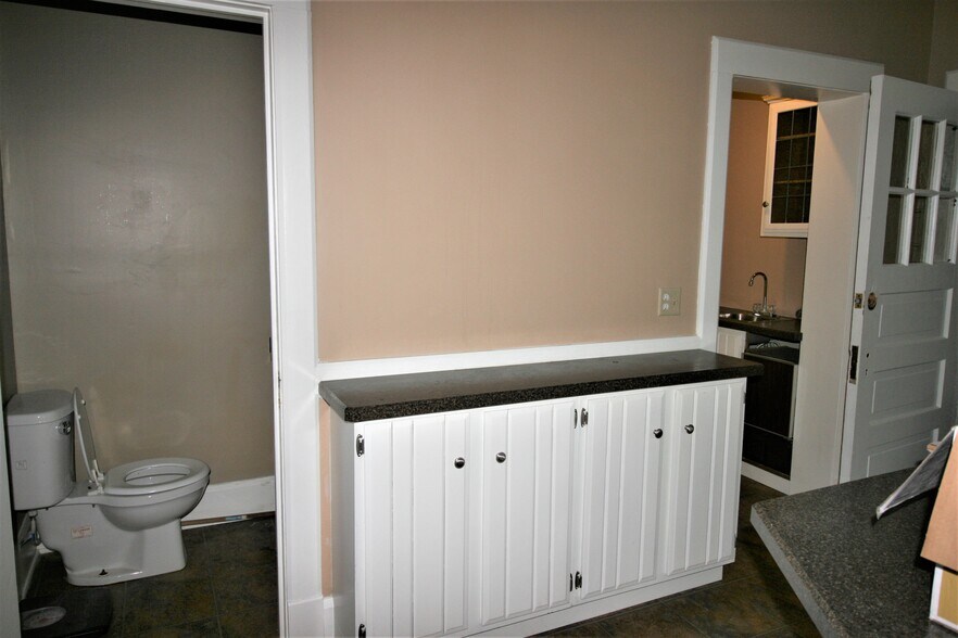 Building Photo - 636 21st St