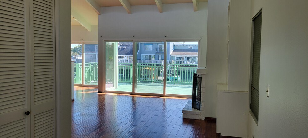 Living room looking out to harbor - 4640 Eastbourne Bay