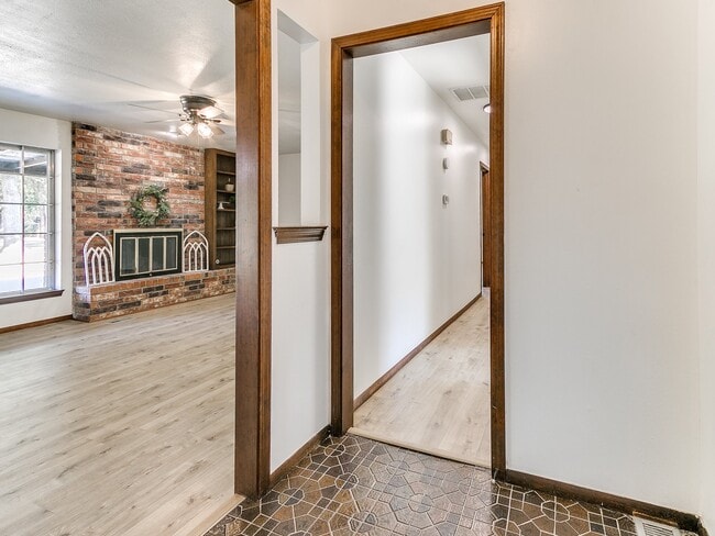 Building Photo - Clador