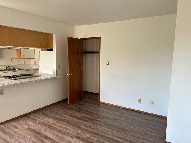 Building Photo - 1 Bedroom, 1 Bathroom Lower Unit in Small Apartment Building Close to BTC