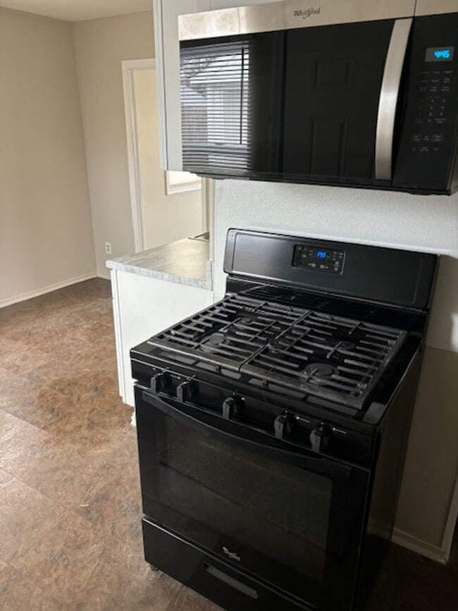 Building Photo - Check out this charming 4 Bedroom Ranch in Homewood Area of Lorain.