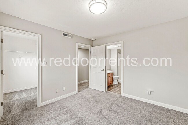 Building Photo - Stylish 2-Bed, 2.5-Bath Home in Prime Loca...