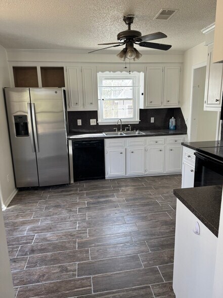 Building Photo - 245 Teesdale Ct