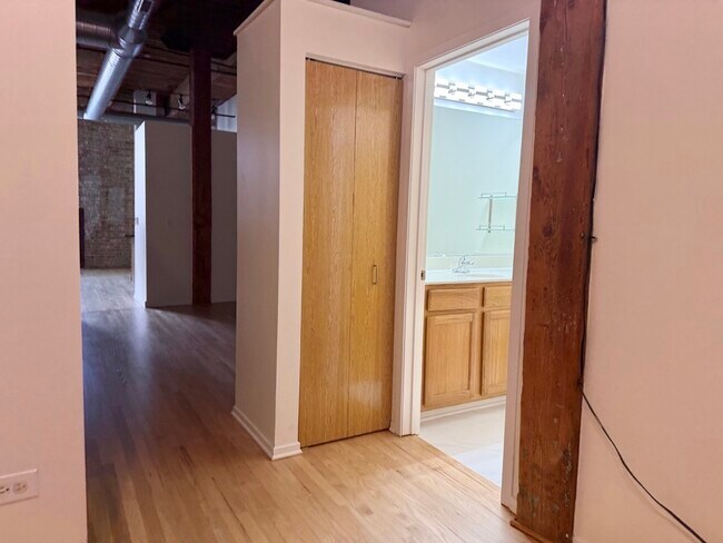 Building Photo - 1500 W Monroe St