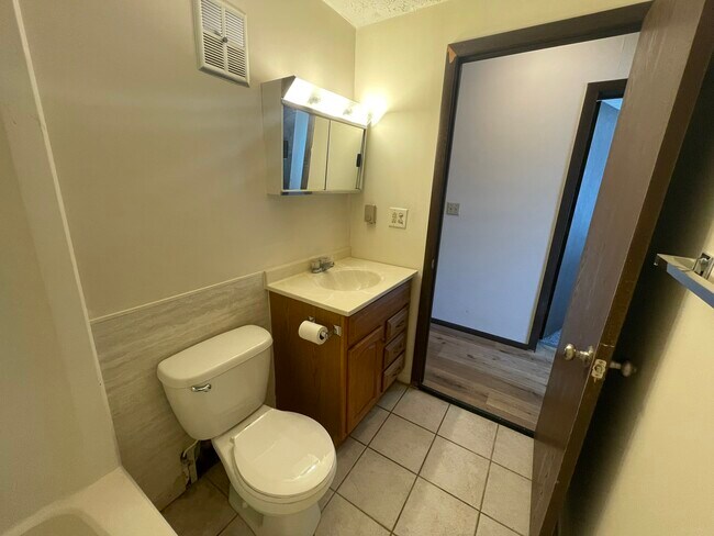 Building Photo - 407 Parker St