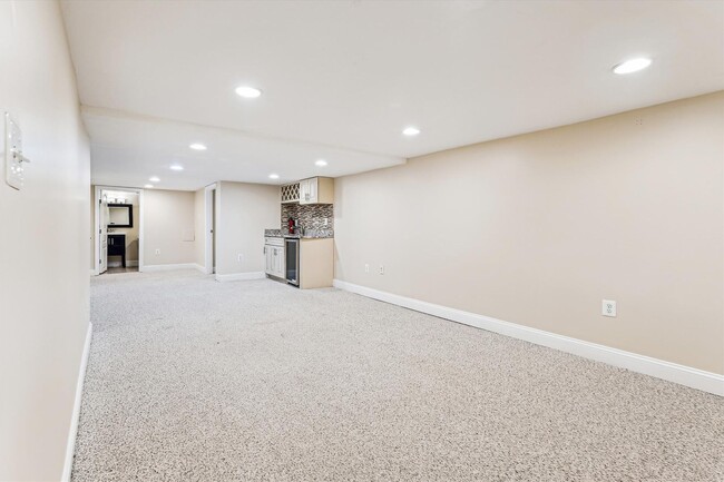 Building Photo - Charming and very Spacious 3 BR/3.5 BTH in...
