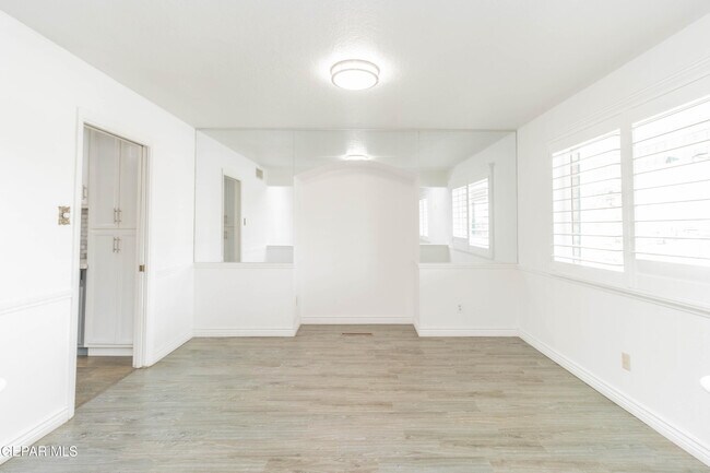 Building Photo - 8608 Catalpa Ln