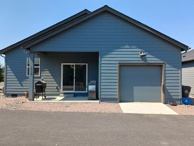 Building Photo - $500 OFF 1st months rent! Beautiful 2-Bedroom Home located in Redmond Oregon.