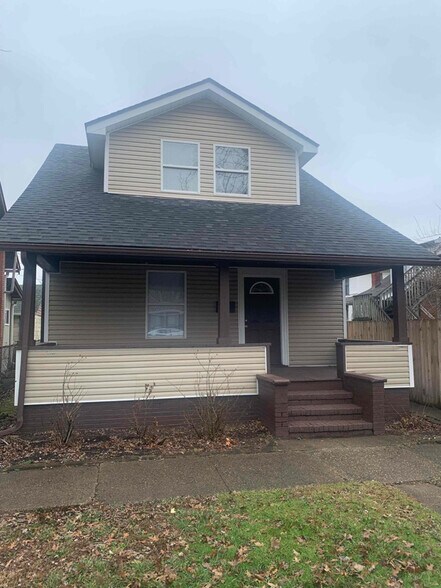 Building Photo - 813 11th St W