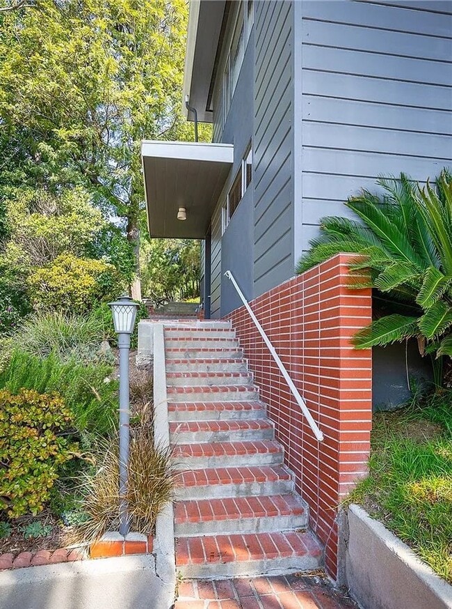 Building Photo - Gorgeous 3 bd 2 ba + Den Single Family hom...