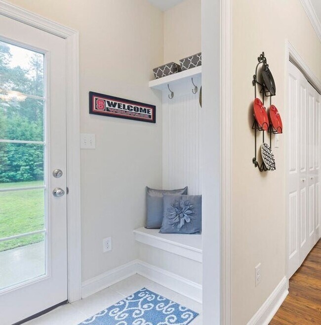 Building Photo - Enjoy private living in this beautiful 3 b...