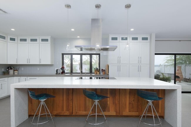 Building Photo - 2423 E Lincoln Cir