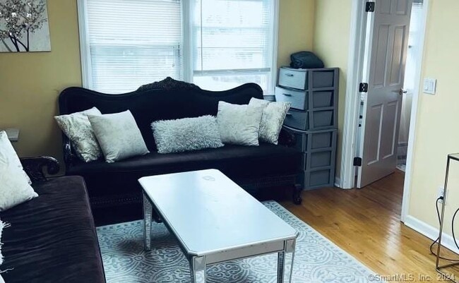 Building Photo - 51 Plumtree Ln