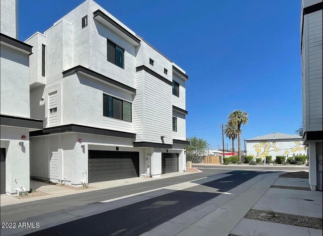 Building Photo - 3215 E Flower St