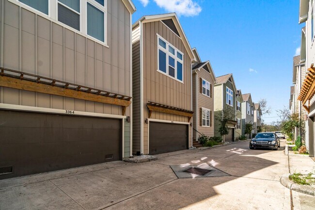 Building Photo - 3362 Pinemont Dr