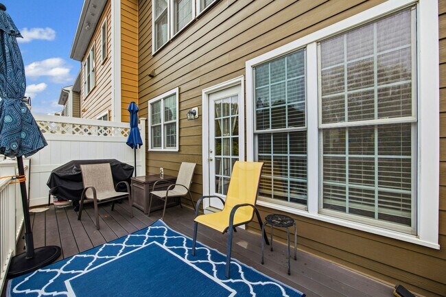 Building Photo - Extremely well-maintained 3-bedroom, 3.5 bath townhome in Baxter Village!