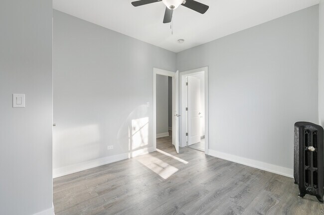 Building Photo - 7622 N Eastlake Ter